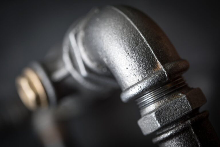 Jak wybierać i montować elementy złączne w instalacjach przemysłowych