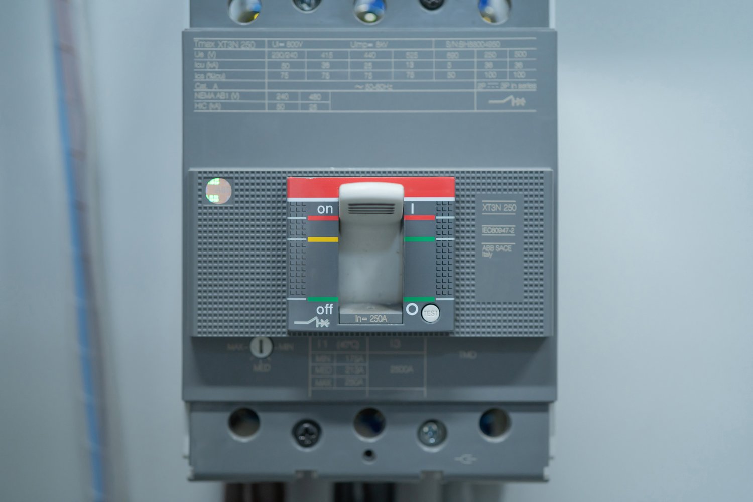 Jak wybrać odpowiedni wyłącznik różnicowoprądowy dla twojej instalacji