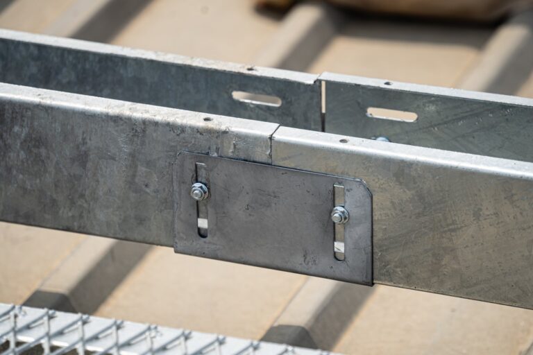 Jak wybrać odpowiednie szyny montażowe do instalacji elektrycznych i hydraulicznych