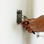 Jak wymienić uszkodzony wyłącznik światła w przedpokoju