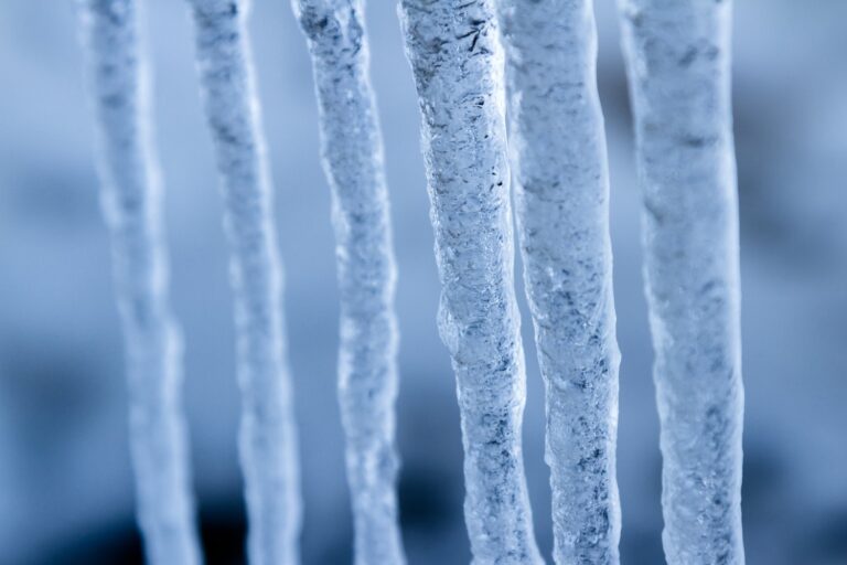 Problem z zamarzaniem rur w stropodachu – ocieplenie i zabezpieczenie