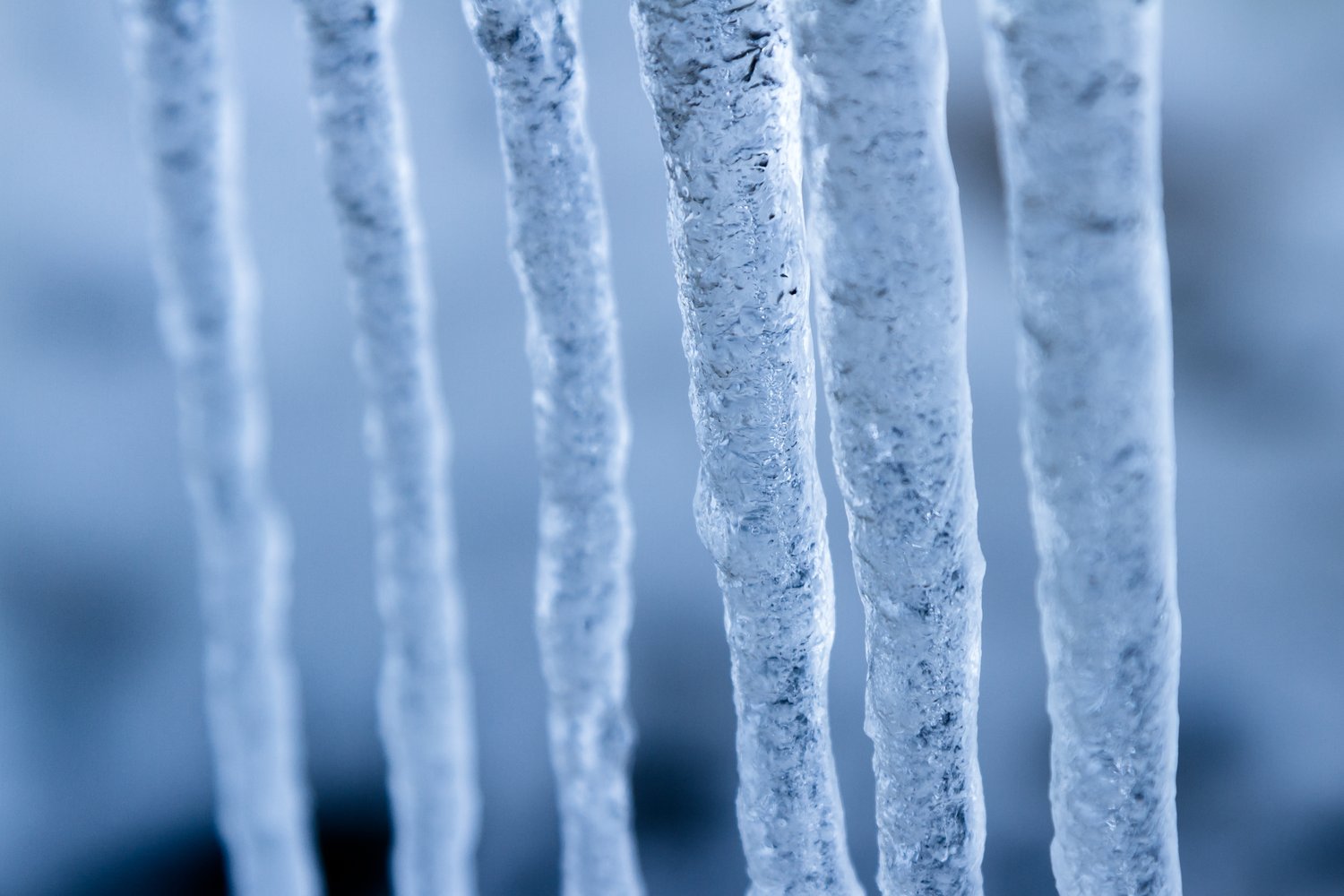 Problem z zamarzaniem rur w stropodachu – ocieplenie i zabezpieczenie